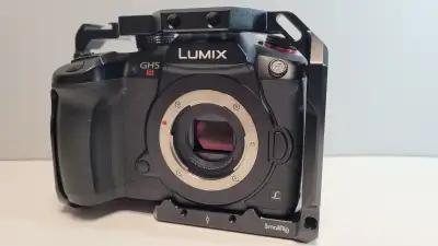 À VENDRE Boîtier Lumix GH5S dans un état impeccable. C'est la caméra de référence pour les vidéastes...