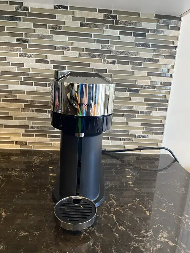 Nespresso Vertuo Coffee and Espresso Machine in Coffee Makers in Ottawa - Image 3