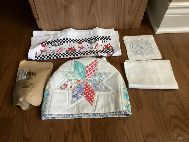 Tea Pot Cover, Davids & ETS Tea, 2 Towel & Table Mat/Runner in Kitchen & Dining Wares in Ottawa - Image 2