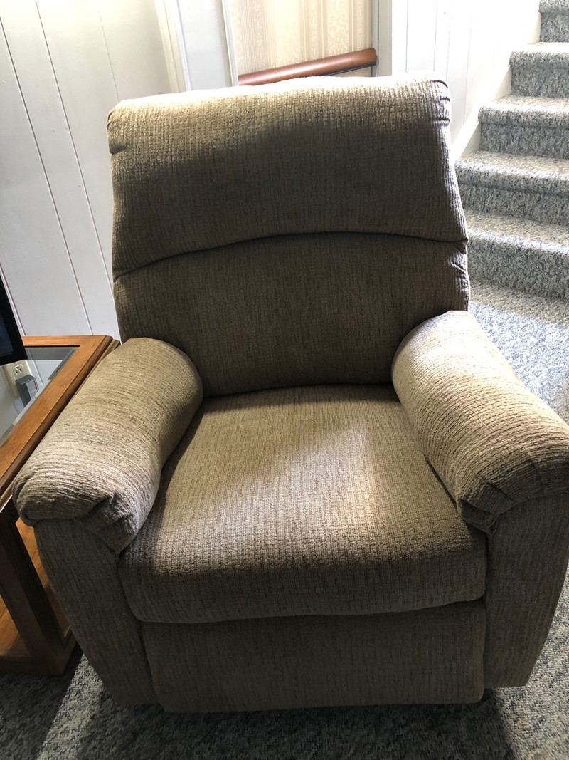 2 year old power recliner Chairs & Recliners London Kijiji
