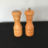 Hardwood Salt Shaker and Pepper Mill kitchen barbecue accessory