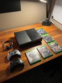 Xbox One 500gb with 2 controllers and 5 games