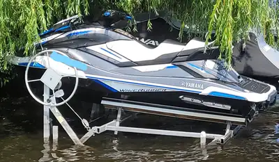 Beautiful Condition WAVERUNNER ! -- 3 person seating - very comfortable ride and stable -- Factory Y...