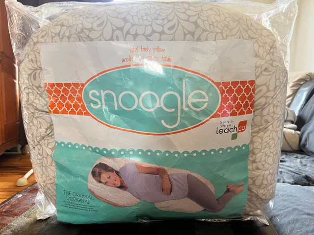 Leachco snoogle pregnancy pillow  in Other in Gatineau - Image 2