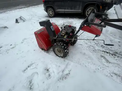Souffleuse à neige MTD à essence. 10/28, View more