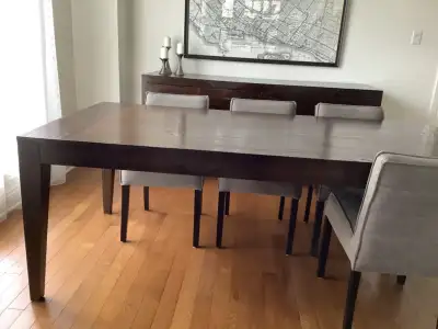 Magnifique table de 82 po en teck impeccable sans égratignure, sans tâches, ni décoloration. Buffet...