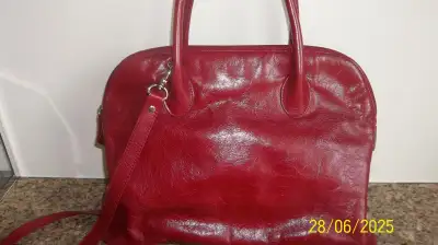 Sac à main /sacoche en cuir italien véritable de chez DANIER de couleur bourgogne. Belle Valeur !