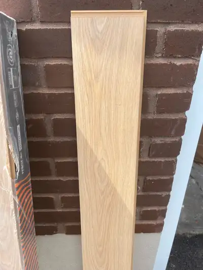 J'offre un ensemble de plancher flottant Floorpan XL Elite neuf, parfait pour moderniser votre espac...