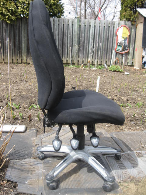 Choose from two Refurbished Chairs @ $50 to $60. in Chairs & Recliners in Thunder Bay - Image 2