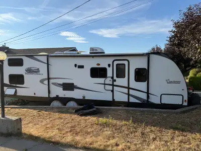 This is a 29 ft travel trailer in excellent condition. Bunkroom in the back with double bunks (4 bed...