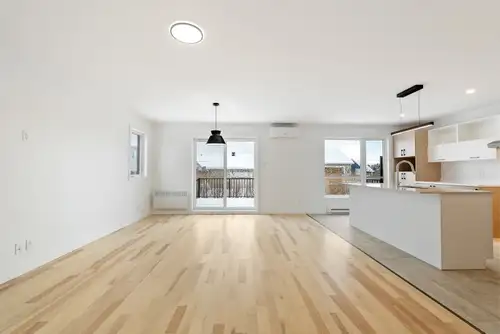 Grand jumelé de 4 chambres à louer. Caractéristiques : • 4 chambres fermées • Cuisine moderne avec g...