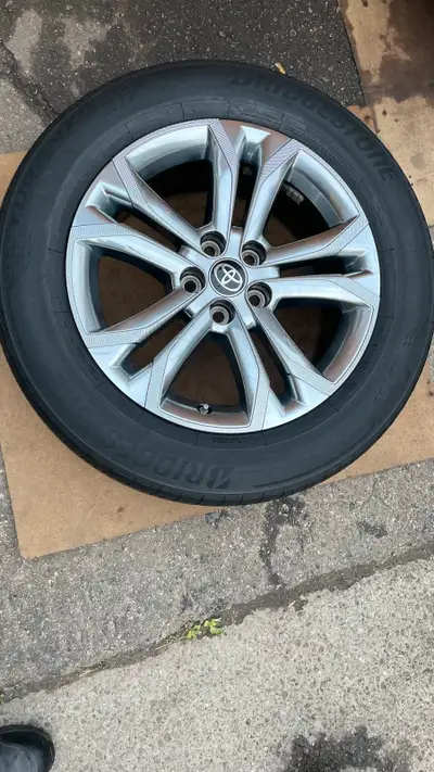 235/60R18 Toyota, sienna rims and tires with all season Bridgestone TURANZA tire The rims are in bra...