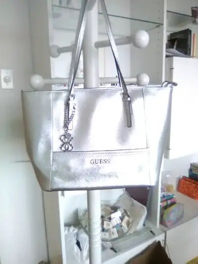 Sac a main argent  Guess - sac a main rose - sac a main or, View more