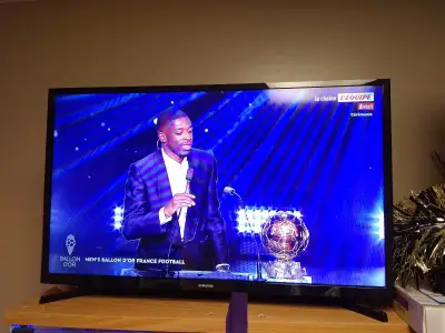 Smart TV Samsung 32p belle WiFi youtube dysney+ zéro défaut , View more