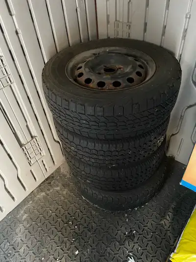 Pneus d’hiver WinterForce mantés sur jantes 4 boulons 185/70R14 150$ pour les 4
