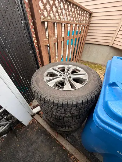 Tres bon pneus dhiver yokohama avec peu d’usure 235-65-17 montée sur mag de Hyundai Santafe blainvil...