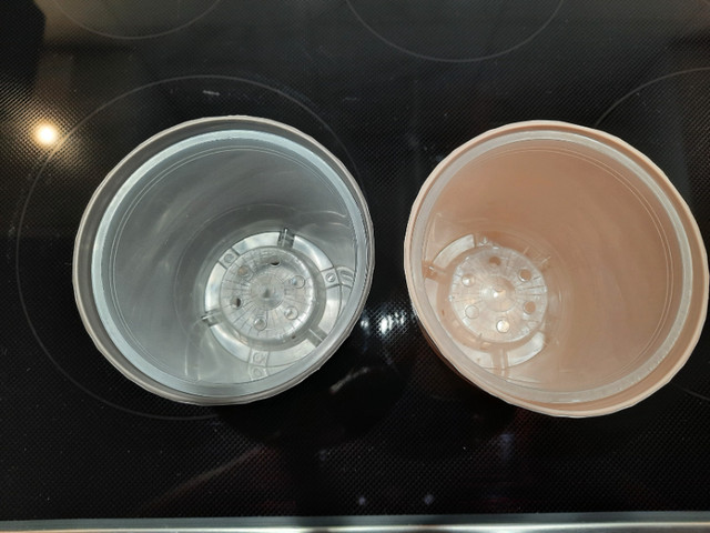 2 pots à fleurs en plastique avec insertion trouée dans Décoration intérieure et accessoires  à Longueuil/Rive Sud - Image 2