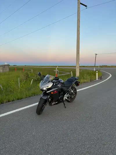 Helping my sister sell her 2015 HONDA CBR 500R because she upgraded to a newer bike Low kms, pretty...
