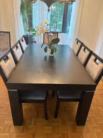 Table de salle à manger extensible avec huit chaises, 178 cm de longueur et 107 cm de largeur. L’ext...