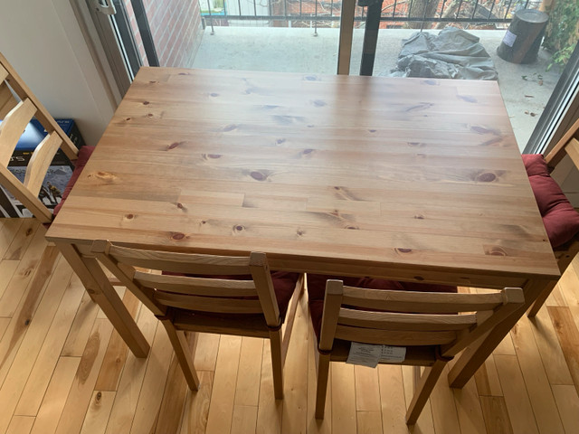 IKEA dining table with 4 chairs and cushions dans Mobilier de salle à manger et cuisine  à Ville de Montréal - Image 2