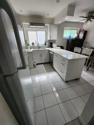 Bathurst and Steeles furn'd private upper room for girl in house