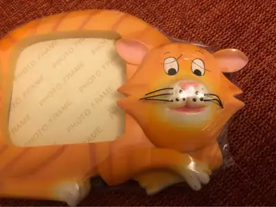 NEW Fun Cat Picture Frame Frame size: 6" wide x 4" long Photo size: 3" x 2 3/4"