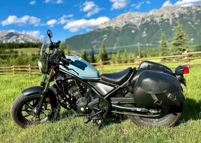 2019 Honda Rebel 300cc Basically new with only 1468 km Includes crash bars, windshield, saddlebags,...