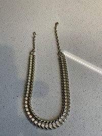 Coro necklace with flexible serpentine zig-zag design