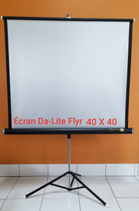 Écrans de diapositives et de films Da-Lite Flyr. Valeur $ 300.00