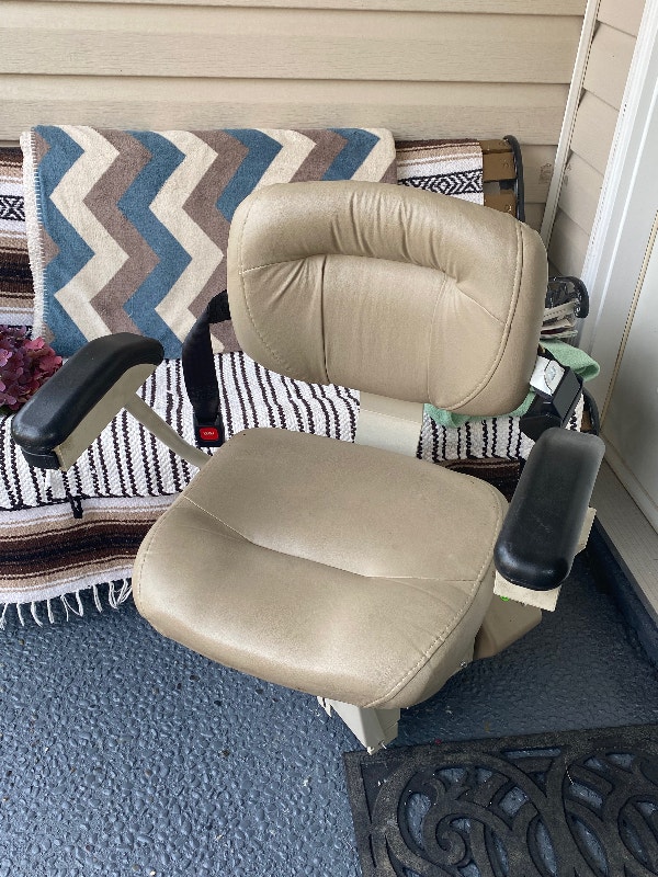 Electric chair for stairs Chairs & Recliners Tricities/Pitt/Maple