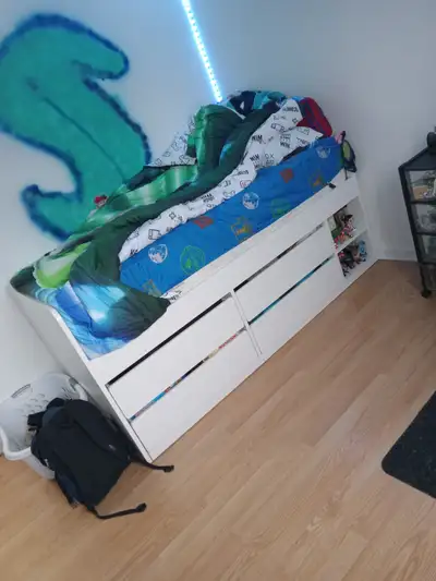 Lit simple IKEA  avec rangement 4 tiroirs et 2 tablettes, View more