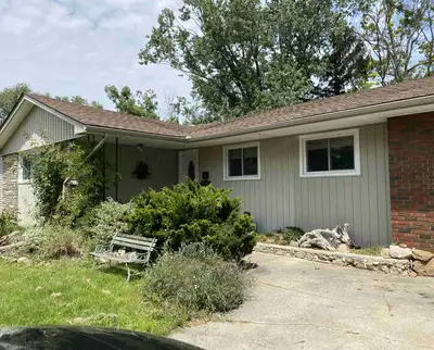 Looking for a female student to share main floor of a house with 2 others. Close to Brock Universty...