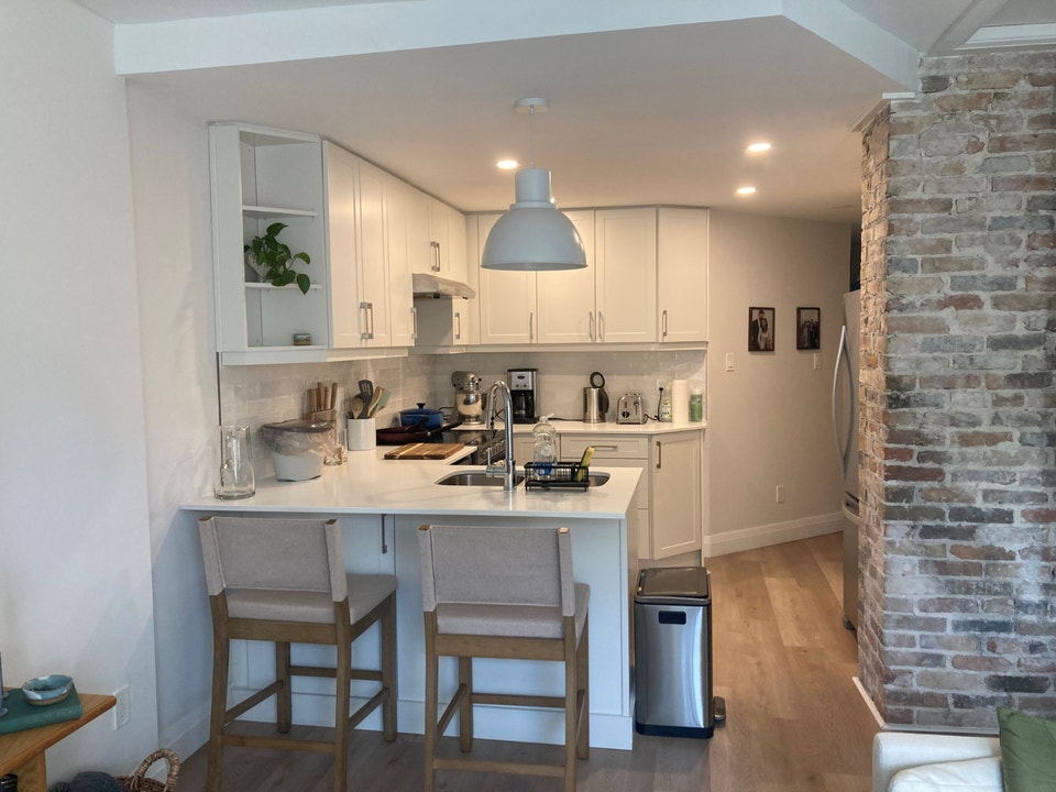 2bdrm+den apartment downtown London 2