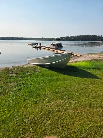 14 foot Harbercraft Classic aluminum boat in fantastic condition. Harbercraft boats are top of line,...
