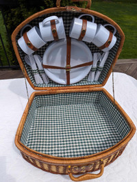 WICKER PICNIC BASKET with DISHES, CUPS and UTINSELS