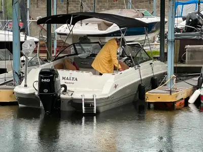 Bateau Stingray 20 pieds 2022 (87 heures) presque neuf , moteur Suzuki 140HP, moteur electric ( mini...