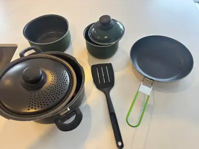 Plusieurs articles de camping vendus en lot pour 20$ -Une grille pour le pain. En très bonne conditi...