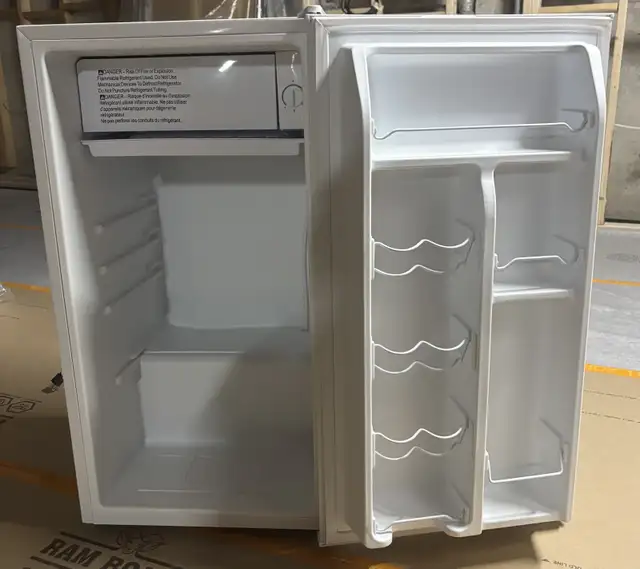 Galanz Compact Refrigerator in Refrigerators in Oakville / Halton Region - Image 3