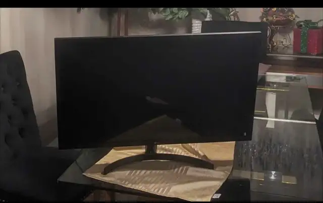 LG monitor with a broken screen in Desktop Computers in Edmonton - Image 4