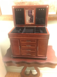 BEAUTIFUL LARGE TABLE TOP JEWELRY BOX/CHEST