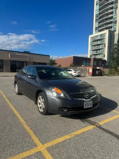 2007 Altima 2.5L Clean title 223,000km Heated seats Ac and heating works Radio / Aux works Push to s...