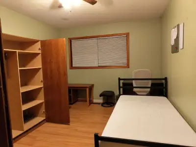 A clean room near Algonquin college on baseline road, very near Ainsley Park. Kitchen and bathroom t...