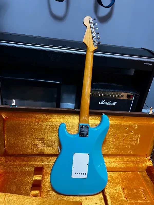 Incredible Vintage USA Fender Stratocaster 62 Reissue AVRI in Guitars in Saskatoon - Image 4