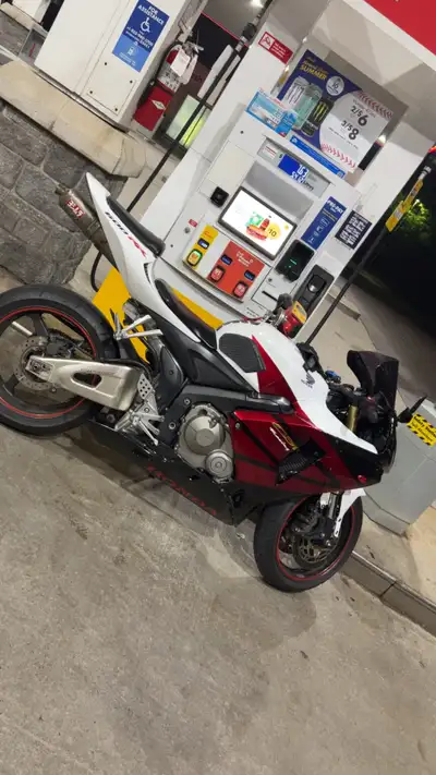 2005 Honda CBR 600RR Runs great Yoshimura exhaust Adjustable levers Brand new battery put in July 20...