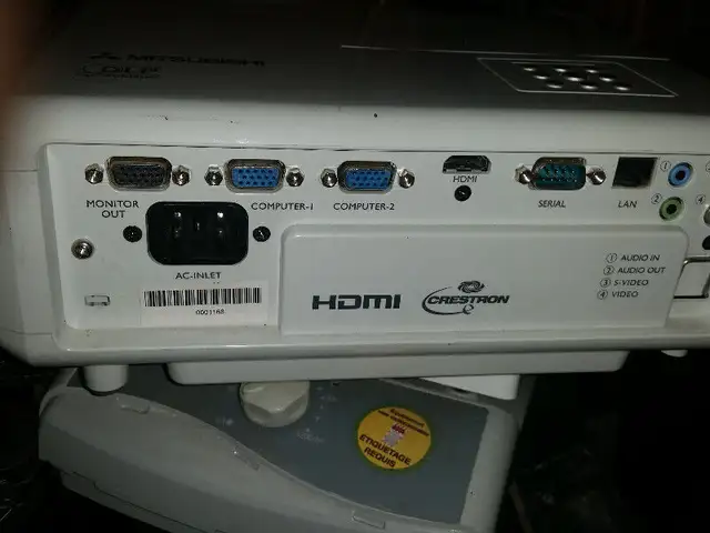 mitsubishi ew331u-st 3000 lumen short throw hdmi only 450 hours in Other in City of Montréal - Image 3