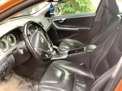 Volvo S 60 T5 2013 162,000 km Transmission automatique 3 jantes en aluminium 8 pneus en très bon éta...