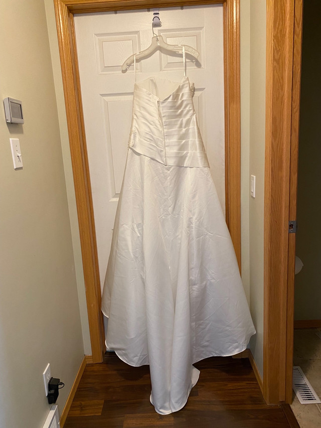 NWT  Tag size 16 Wedding Dress in Wedding in Calgary - Image 2