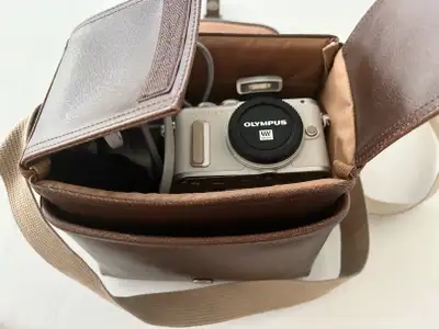 Included: charger interchangeable lens (OLYMPUS M.Zuiko Digital 14-42mm F3.5-5.6 EZ Silver For Micro...