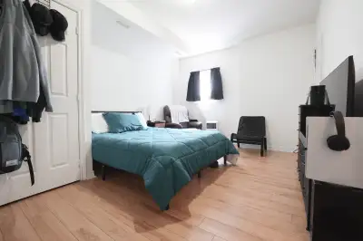 Aug - Bright, Top Floor Studio Unit w/ All Utilities Included!