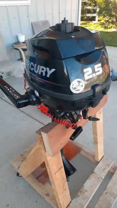 Mercury 2.5 HP 4 stroke Modell 1F02201EK, like new, used only a few times 15 inch leg Used only a fe...
